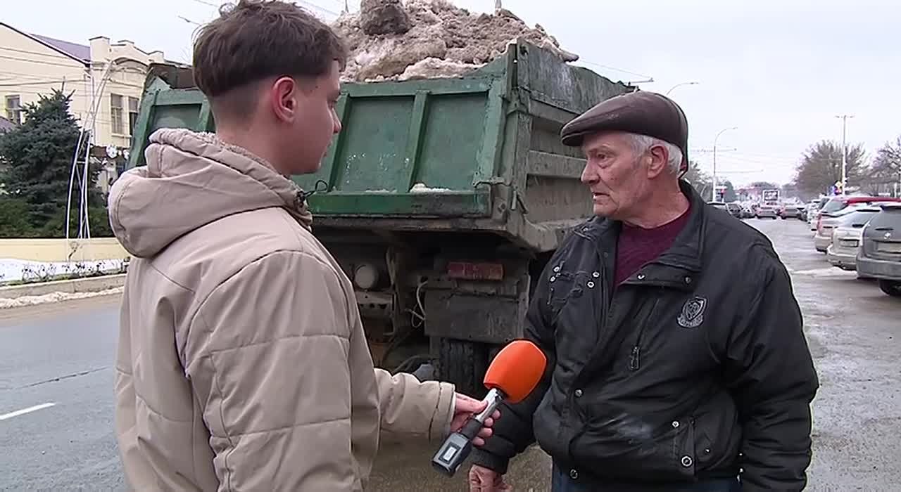 «Смотрю, Рома полетел». Водитель КАМАЗа рассказал о своём напарнике-трактористе, как тот зачерпнул снег с обочины и должен был закинуть его в кузов, но неожиданно «полетел» к горящему «Лексусу»