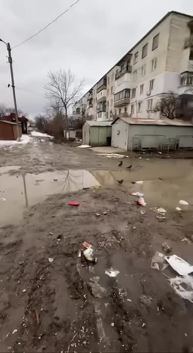 Жители Федько завалили мусором весь двор