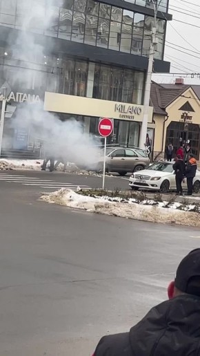 В Тирасполе на перекрёстке Покровской и Луначарского загорелся «Лексус»