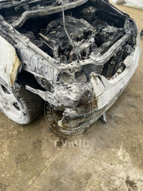 В Карагаше горел «Ниссан». Сегодня утром хозяин завёл легковушку в гараже и вернулся в дом