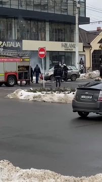 Тушить «Лексус» приехали пожарные