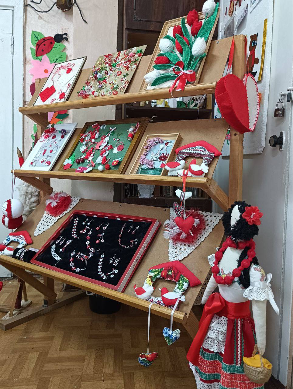 Творим, сохраняя традиции. В кружке «Бусинка за бусинкой» филиала ДДЮТ «Радуга» прошёл открытый урок и мастер-класс по изготовлению мэрцишоров из бисера