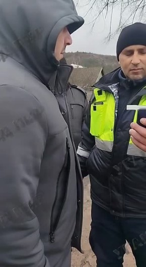 Пьяный водитель без прав. Днём 25 февраля на улице Кирова в Каменке сотрудники ГАИ остановили «Мерседес»