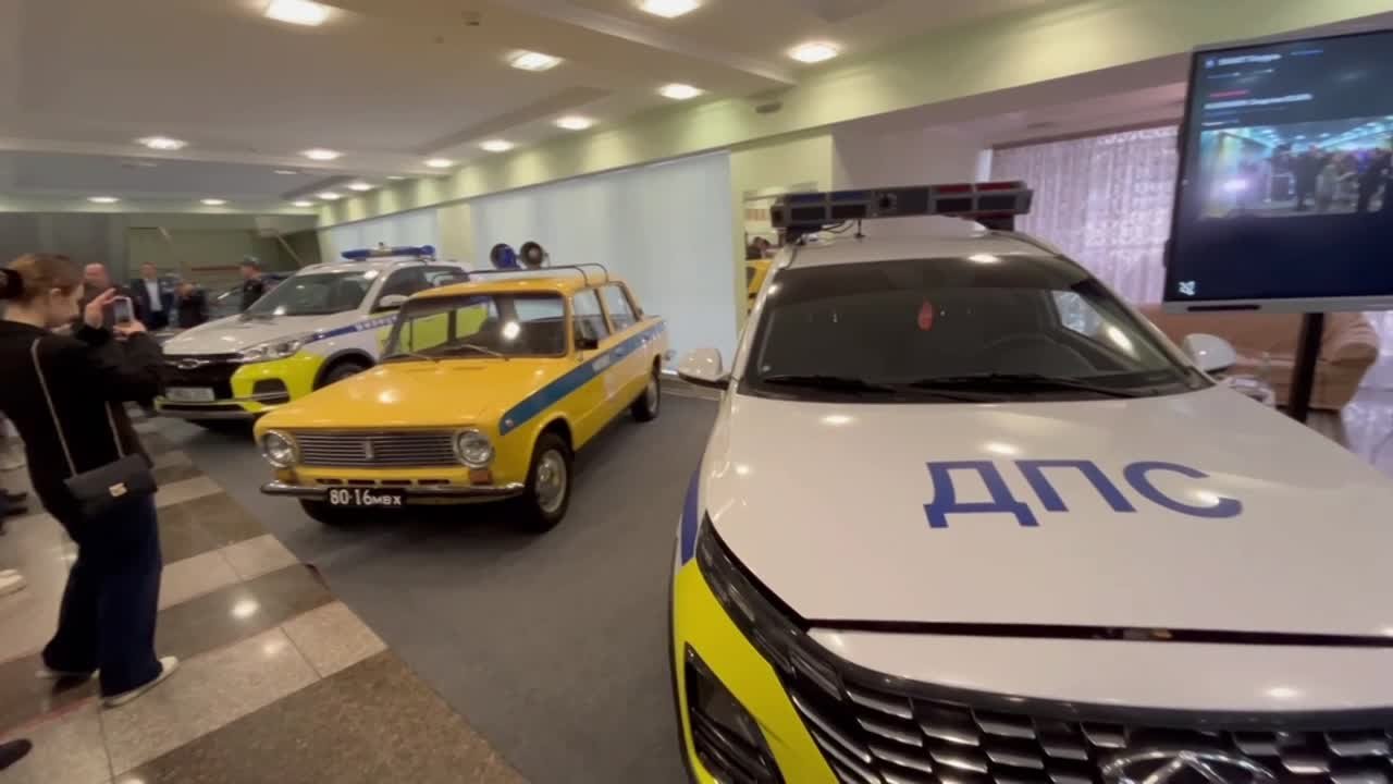 В фойе Дворца Республики развернулась выставка техники