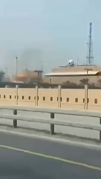 Местные СМИ сообщают, что на видео момент попадания иранской ракеты по американской базе в Бахрейне