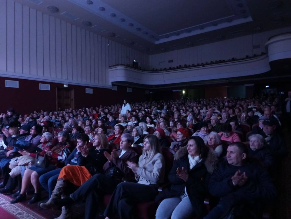 В зале ДК — аншлаг: нет свободных мест, заполнены балкон и даже проходы В зале ДК — аншлаг: нет свободных мест, заполнены балкон и даже проходы