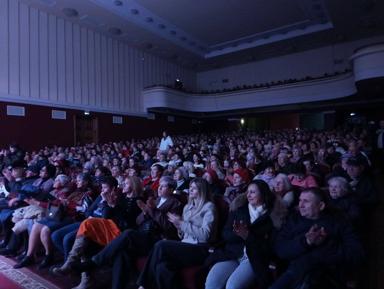 В зале ДК — аншлаг: нет свободных мест, заполнены балкон и даже проходы В зале ДК — аншлаг: нет свободных мест, заполнены балкон и даже проходы