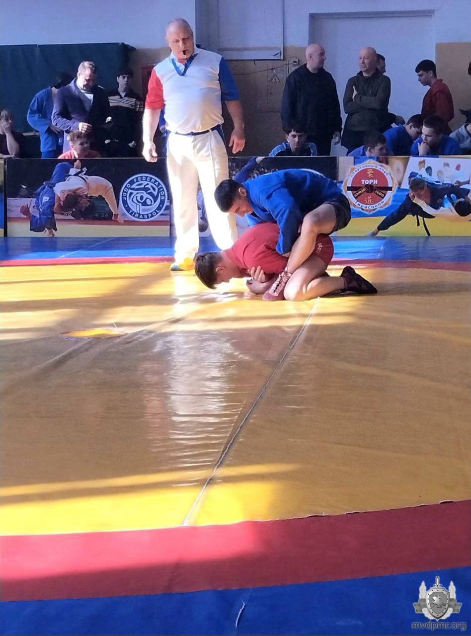 Самбо закаляет характер. В Тирасполе 28 февраля состоялся открытый турнир по самбо среди юношей, юниоров и девушек, посвящённый Дню защитника Отечества Самбо закаляет характер. В Тирасполе 28 февраля состоялся открытый турнир по самбо среди юношей, юниоров и девушек, посвящённый Дню защитника Отечества