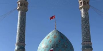 Красный "флаг мести" был поднят над мечетью Джамкаран в иранском городе Кум на фоне гибели верховного лидера Али Хаменеи