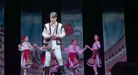 Один из самых весёлых и ярких номеров — молдавская песня «Мэй Бэдикулицэ» в исполнении Мадиана Мунтяну