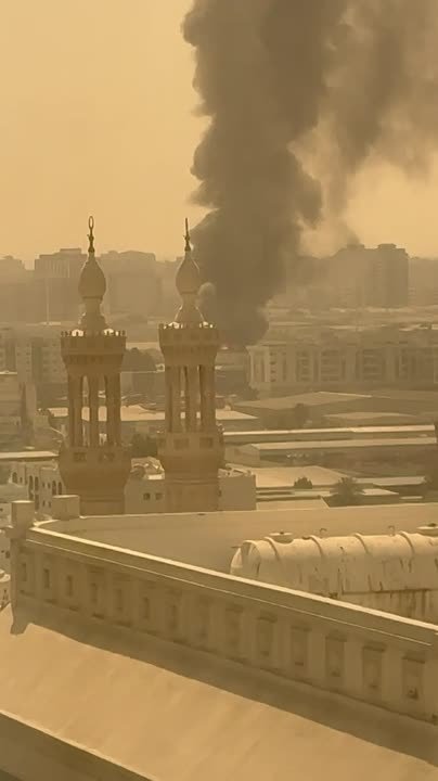 СМИ публикуют кадры повторных прилетов в разных частях Дубая