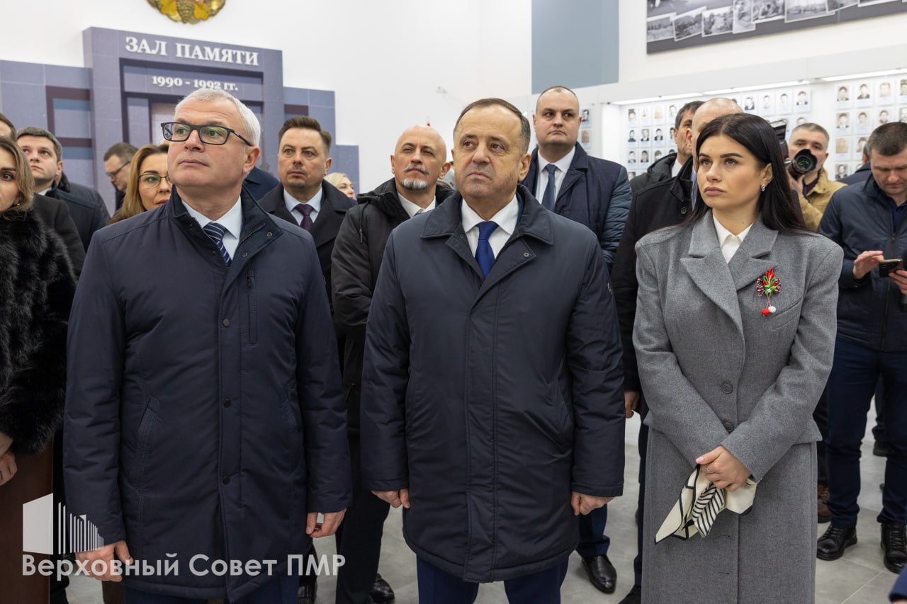 Председатель Верховного Совета Татьяна Залевская, глава Правительства Александр Розенберг и заместитель председателя Правительства Виталий Нягу — одни из первых посетителей зала памяти защитников Приднестровья Председатель Верховного Совета Татьяна Залевская, глава Правительства Александр Розенберг и заместитель председателя Правительства Виталий Нягу — одни из первых посетителей зала памяти защитников Приднестровья
