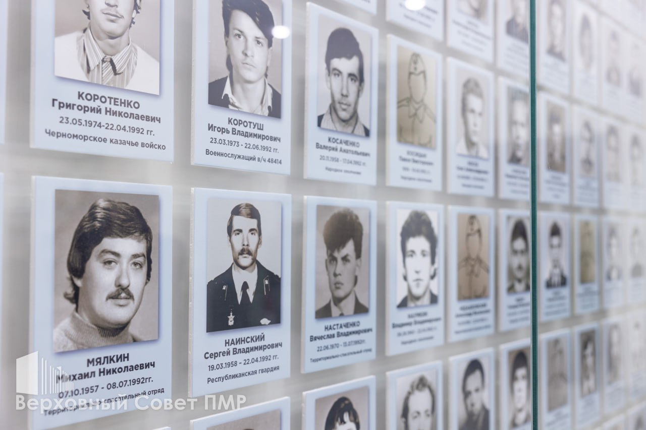 Председатель Верховного Совета Татьяна Залевская, глава Правительства Александр Розенберг и заместитель председателя Правительства Виталий Нягу — одни из первых посетителей зала памяти защитников Приднестровья Председатель Верховного Совета Татьяна Залевская, глава Правительства Александр Розенберг и заместитель председателя Правительства Виталий Нягу — одни из первых посетителей зала памяти защитников Приднестровья