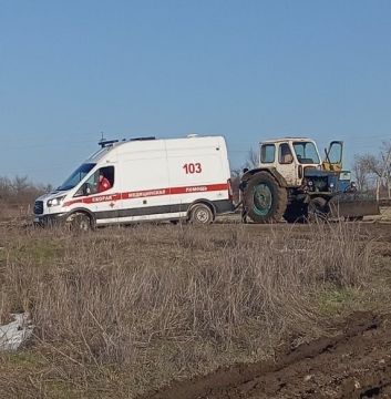 Тракторист вытащил скорую, которая застряла по дороге в село Роги, когда врачи ехали к ребёнку с высокой температурой в субботу