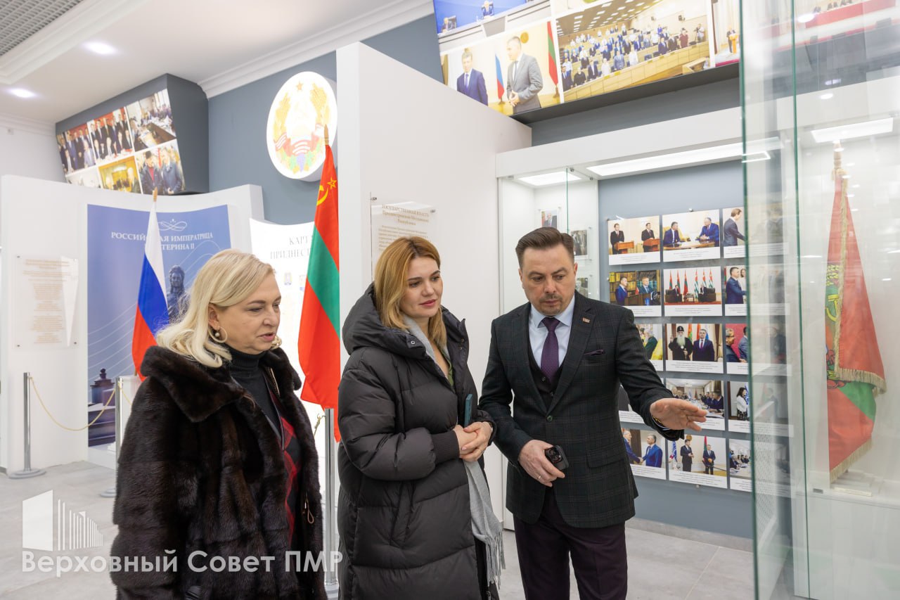 Председатель Верховного Совета Татьяна Залевская, глава Правительства Александр Розенберг и заместитель председателя Правительства Виталий Нягу — одни из первых посетителей зала памяти защитников Приднестровья Председатель Верховного Совета Татьяна Залевская, глава Правительства Александр Розенберг и заместитель председателя Правительства Виталий Нягу — одни из первых посетителей зала памяти защитников Приднестровья