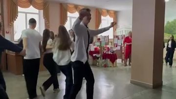 Весна ворвалась в девятую школу!