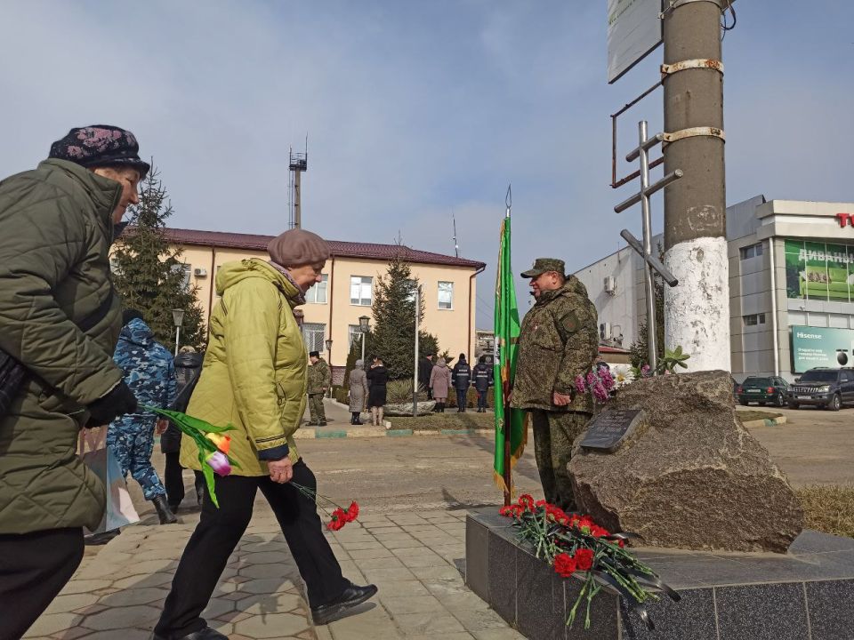 Церемония возложения цветов прошла и у гранитного знака, установленного в память о донском казаке-добровольце Михаиле Зубкове, который погиб 2 марта 1992 года