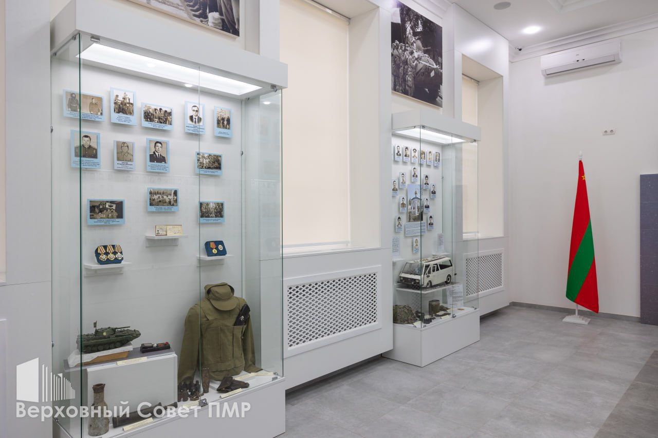 Председатель Верховного Совета Татьяна Залевская, глава Правительства Александр Розенберг и заместитель председателя Правительства Виталий Нягу — одни из первых посетителей зала памяти защитников Приднестровья Председатель Верховного Совета Татьяна Залевская, глава Правительства Александр Розенберг и заместитель председателя Правительства Виталий Нягу — одни из первых посетителей зала памяти защитников Приднестровья