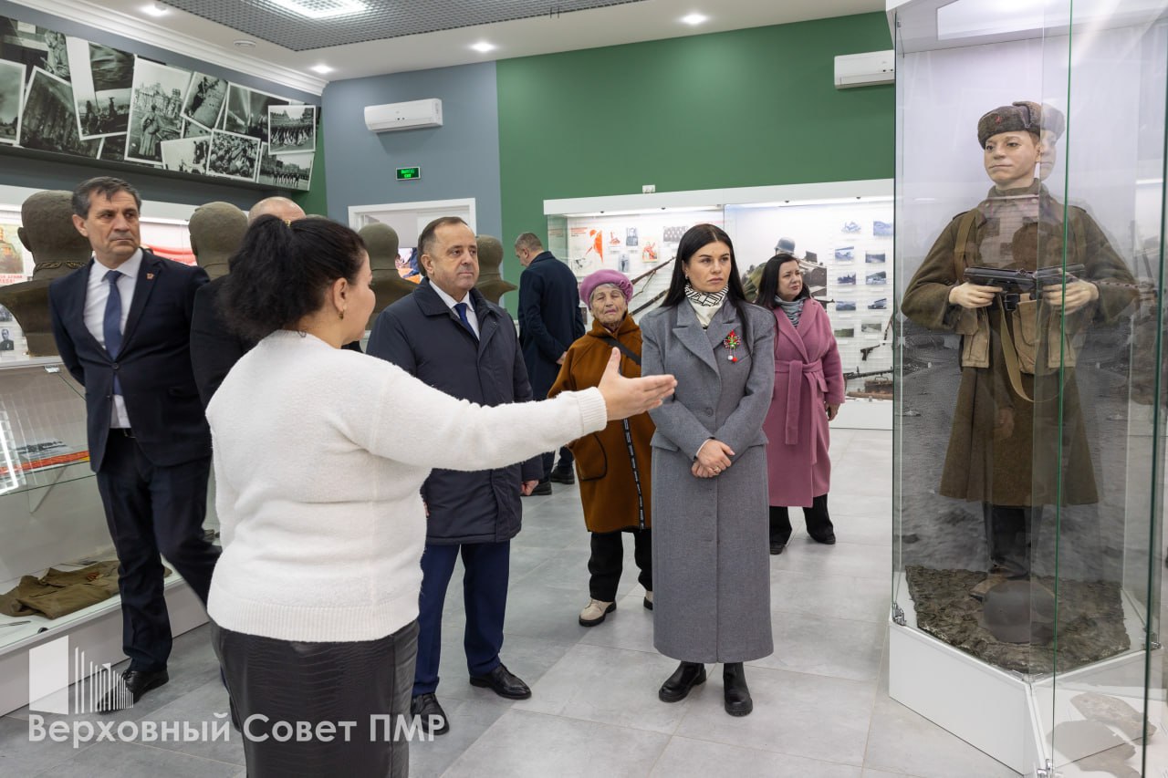 Председатель Верховного Совета Татьяна Залевская, глава Правительства Александр Розенберг и заместитель председателя Правительства Виталий Нягу — одни из первых посетителей зала памяти защитников Приднестровья Председатель Верховного Совета Татьяна Залевская, глава Правительства Александр Розенберг и заместитель председателя Правительства Виталий Нягу — одни из первых посетителей зала памяти защитников Приднестровья