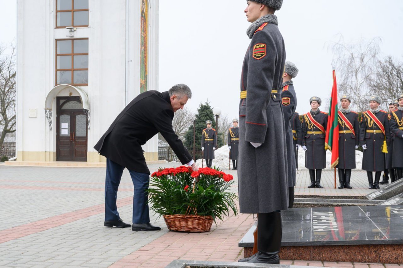 Президент ПМР Вадим Красносельский возложил цветы на Мемориале Славы в Тирасполе в память о погибших защитниках республики Президент ПМР Вадим Красносельский возложил цветы на Мемориале Славы в Тирасполе в память о погибших защитниках республики