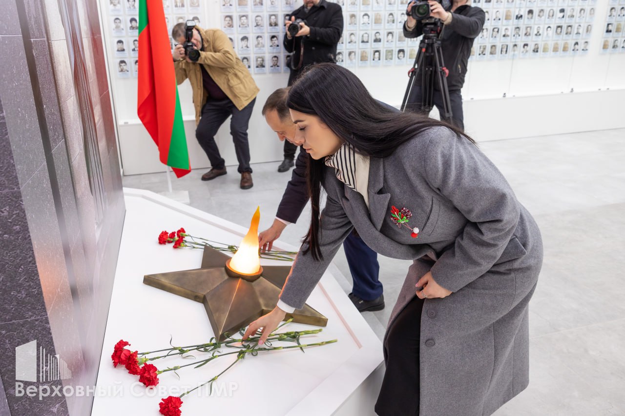 Председатель Верховного Совета Татьяна Залевская, глава Правительства Александр Розенберг и заместитель председателя Правительства Виталий Нягу — одни из первых посетителей зала памяти защитников Приднестровья Председатель Верховного Совета Татьяна Залевская, глава Правительства Александр Розенберг и заместитель председателя Правительства Виталий Нягу — одни из первых посетителей зала памяти защитников Приднестровья