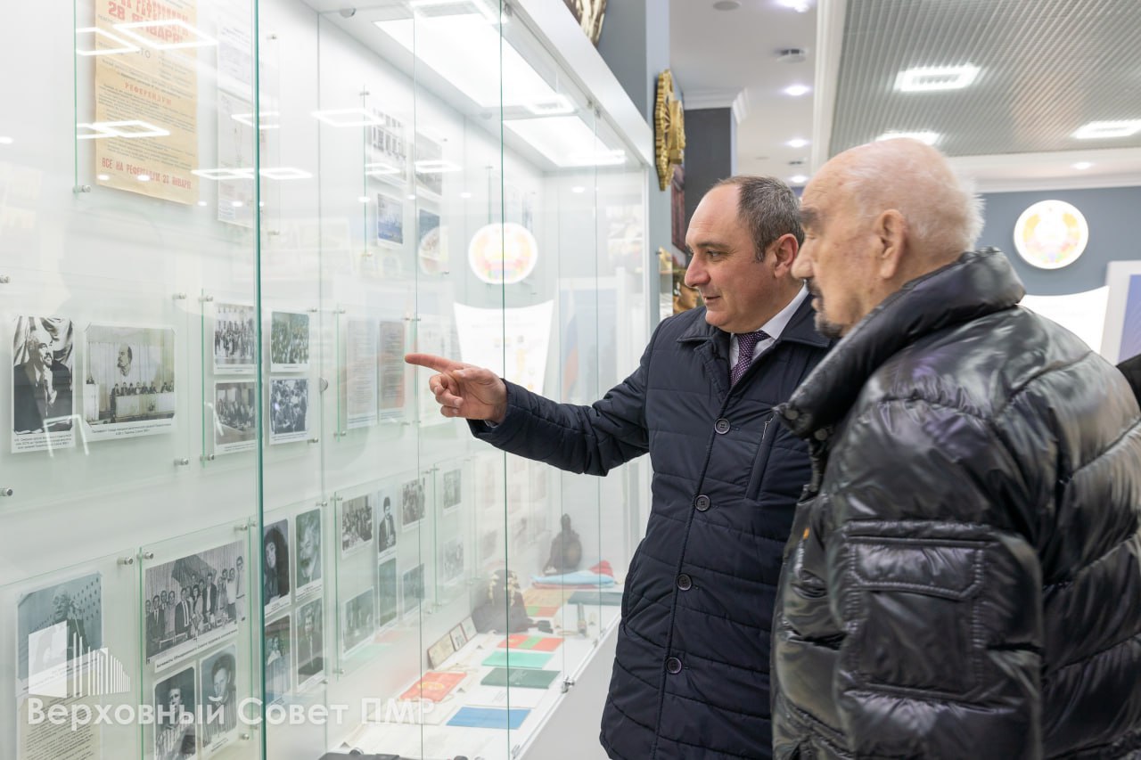 Председатель Верховного Совета Татьяна Залевская, глава Правительства Александр Розенберг и заместитель председателя Правительства Виталий Нягу — одни из первых посетителей зала памяти защитников Приднестровья Председатель Верховного Совета Татьяна Залевская, глава Правительства Александр Розенберг и заместитель председателя Правительства Виталий Нягу — одни из первых посетителей зала памяти защитников Приднестровья