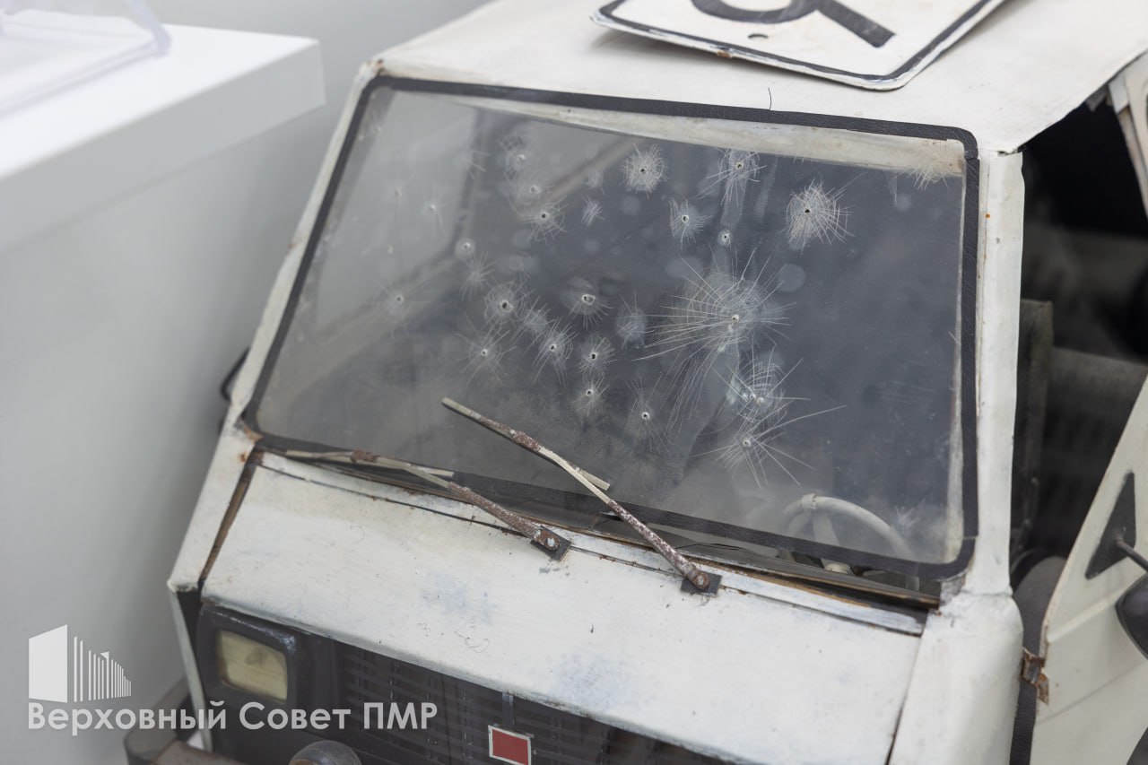 Председатель Верховного Совета Татьяна Залевская, глава Правительства Александр Розенберг и заместитель председателя Правительства Виталий Нягу — одни из первых посетителей зала памяти защитников Приднестровья Председатель Верховного Совета Татьяна Залевская, глава Правительства Александр Розенберг и заместитель председателя Правительства Виталий Нягу — одни из первых посетителей зала памяти защитников Приднестровья