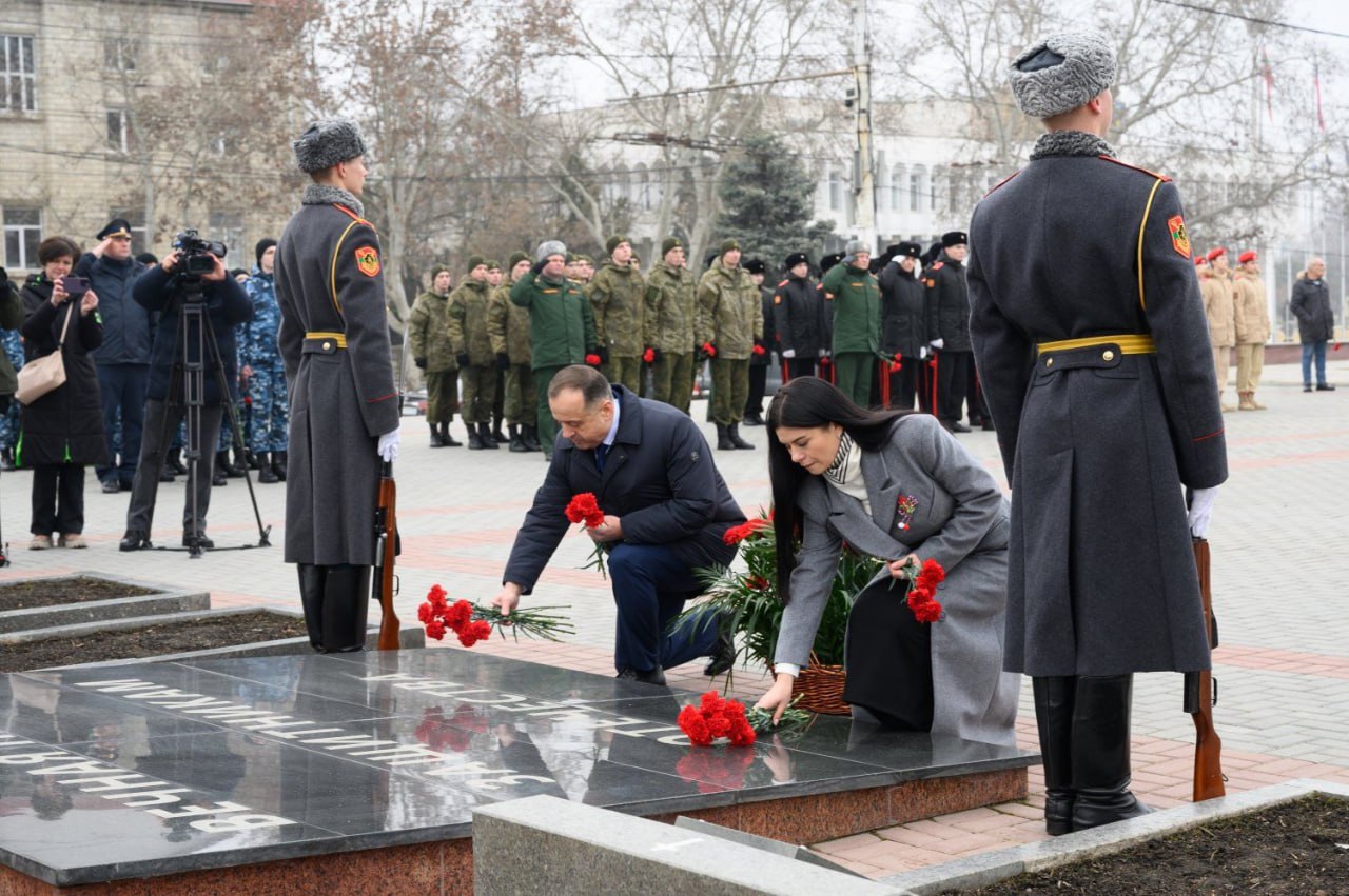 Президент ПМР Вадим Красносельский возложил цветы на Мемориале Славы в Тирасполе в память о погибших защитниках республики Президент ПМР Вадим Красносельский возложил цветы на Мемориале Славы в Тирасполе в память о погибших защитниках республики
