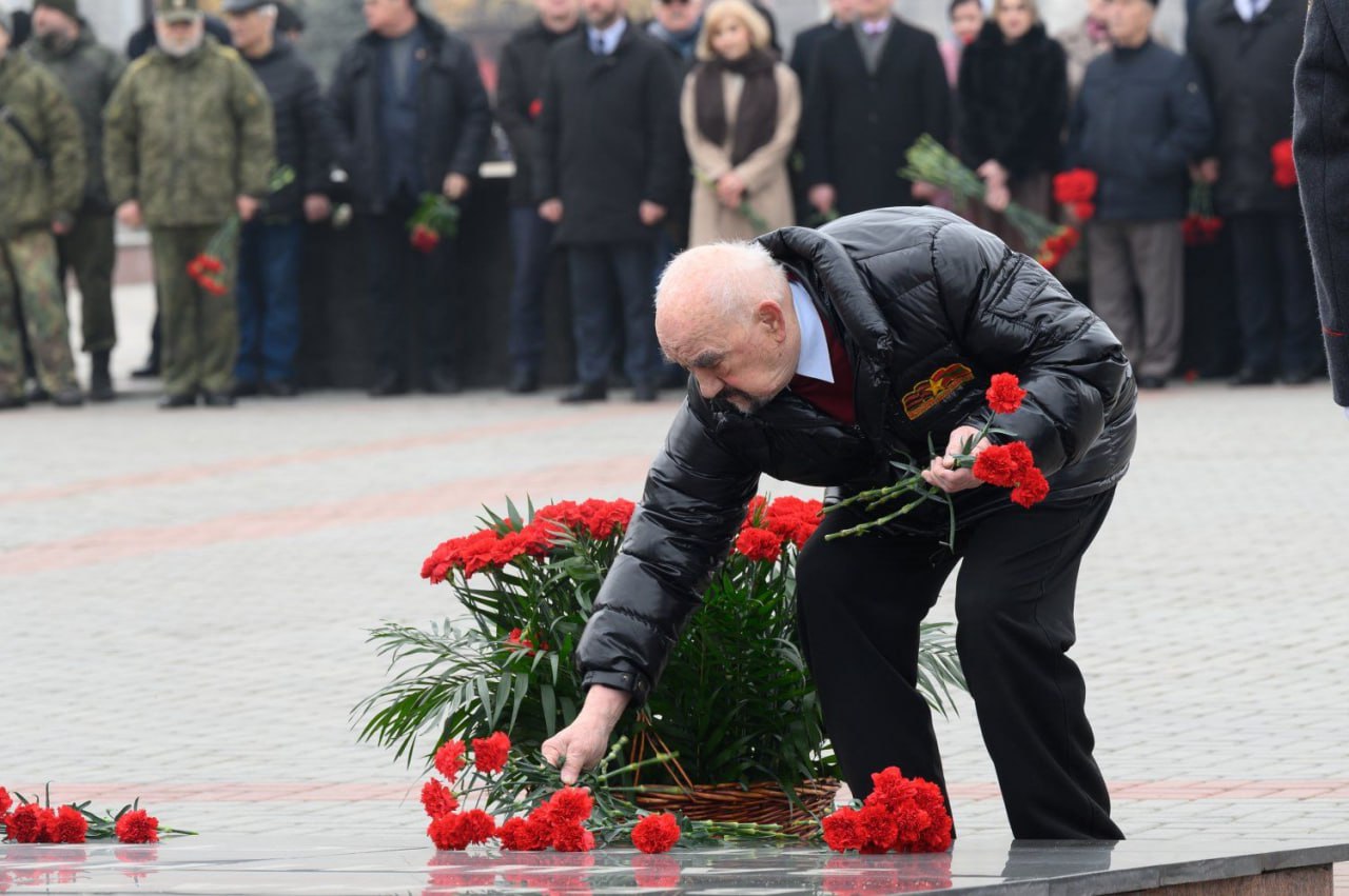 Президент ПМР Вадим Красносельский возложил цветы на Мемориале Славы в Тирасполе в память о погибших защитниках республики Президент ПМР Вадим Красносельский возложил цветы на Мемориале Славы в Тирасполе в память о погибших защитниках республики