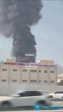 Кадры из порта Фуджейра в ОАЭ, где горит важная нефтебаза после иранского удара