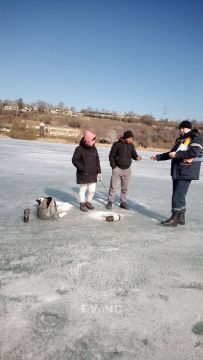 Хотя лёд кажется и нетонким, выходить на него крайне опасно