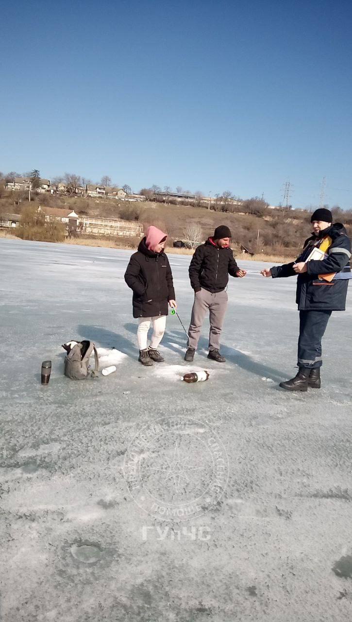 Хотя лёд кажется и нетонким, выходить на него крайне опасно