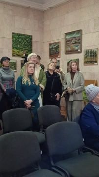 Мама художника Бориса Огли впервые после смерти сына видит его картины