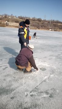 Дубоссарские рыбаки рискуют жизнью и продолжают выходить на лёд несмотря на тёплую погоду