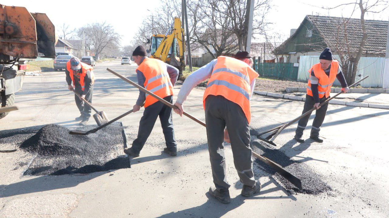 В Бендерах начался ямочный ремонт и восстановление дорог после зимы В Бендерах начался ямочный ремонт и восстановление дорог после зимы
