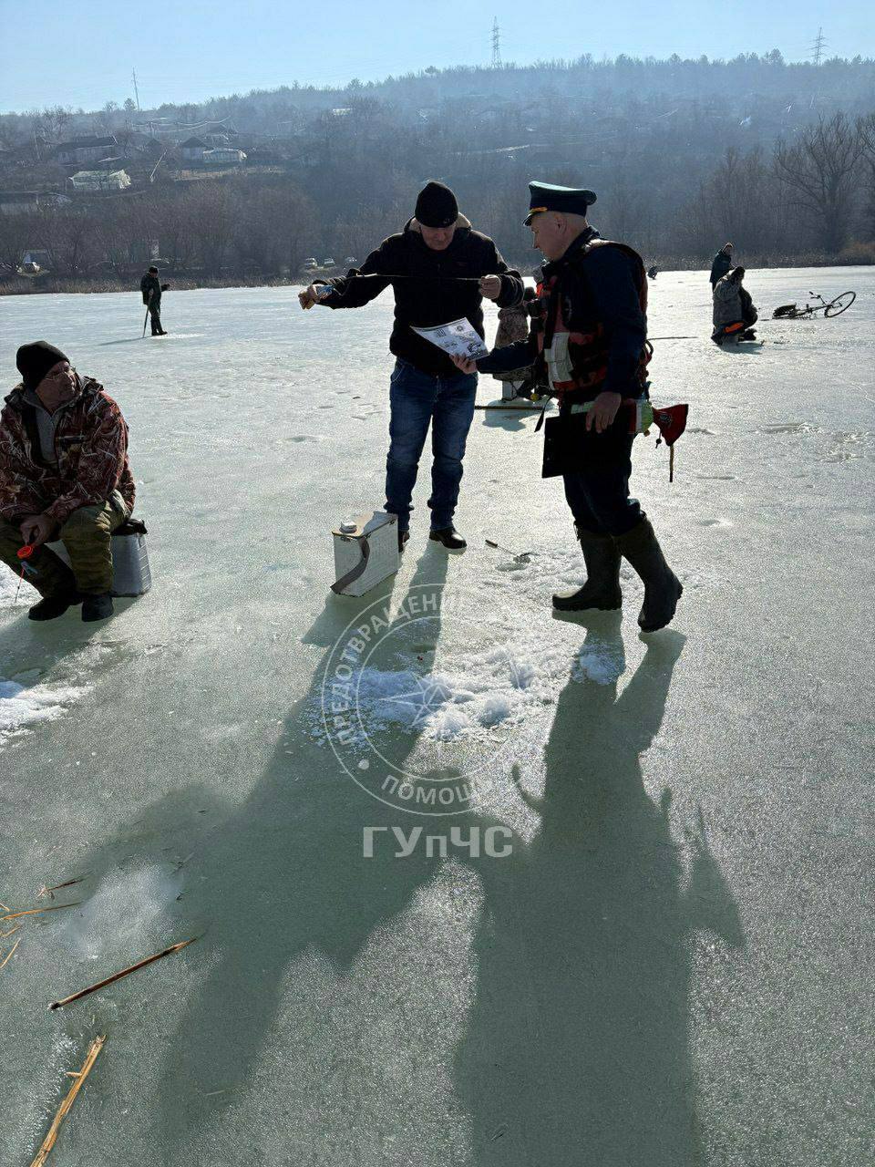 Спасатели напоминают о безопасности на льду Спасатели напоминают о безопасности на льду