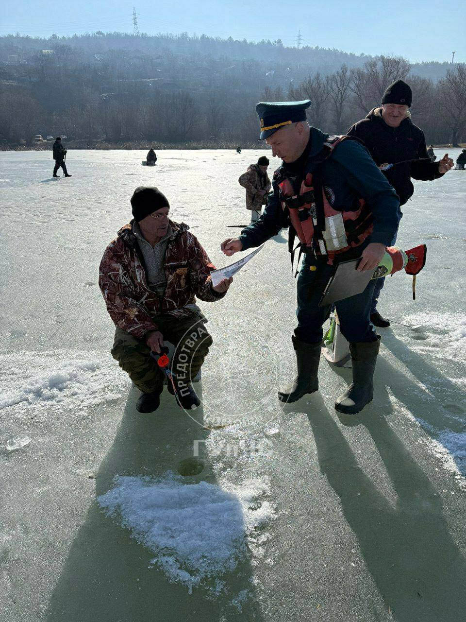 Спасатели напоминают о безопасности на льду Спасатели напоминают о безопасности на льду