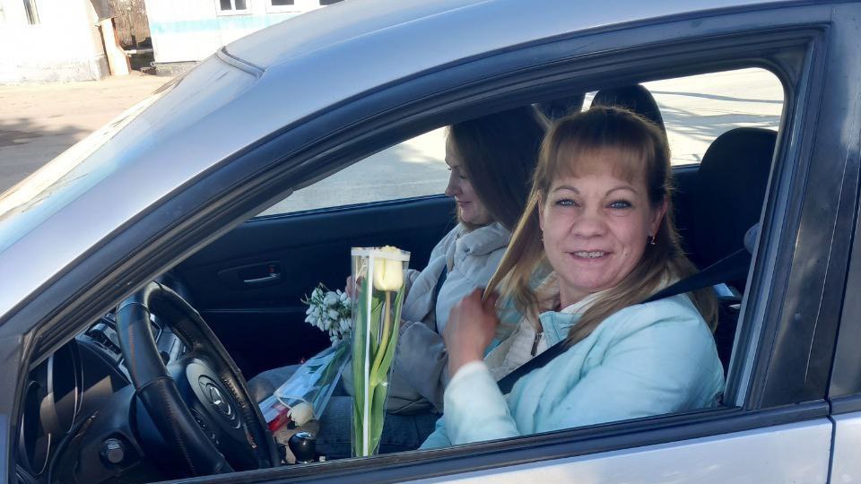 В Международный женский день при прохождении таможенного контроля путешественниц ждал приятный сюрприз – цветы и поздравления от офицеров таможни В Международный женский день при прохождении таможенного контроля путешественниц ждал приятный сюрприз – цветы и поздравления от офицеров таможни