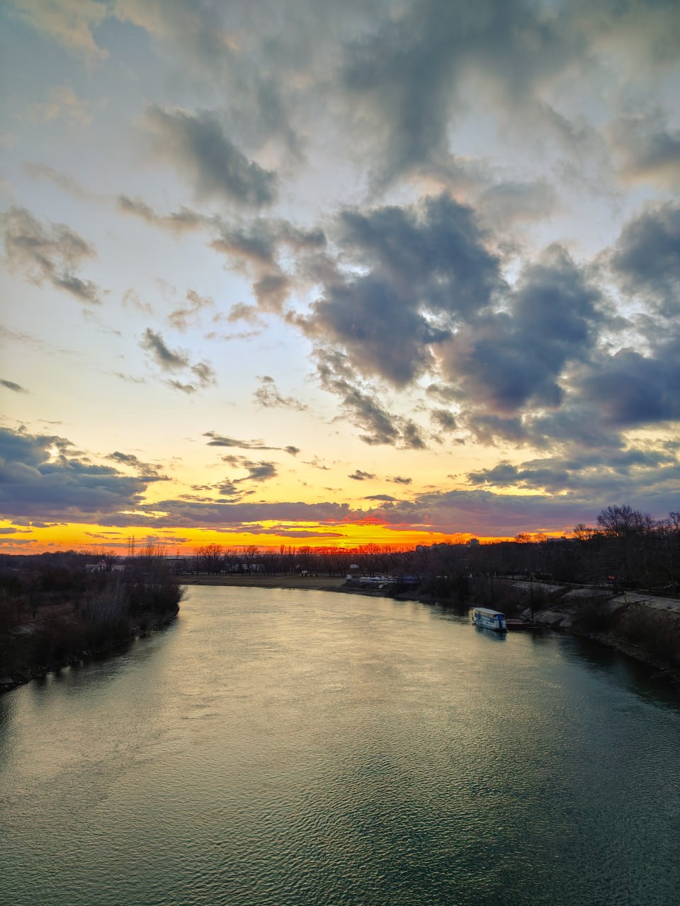 Золотой закат в столице в объективе Виталия Калерина Золотой закат в столице в объективе Виталия Калерина