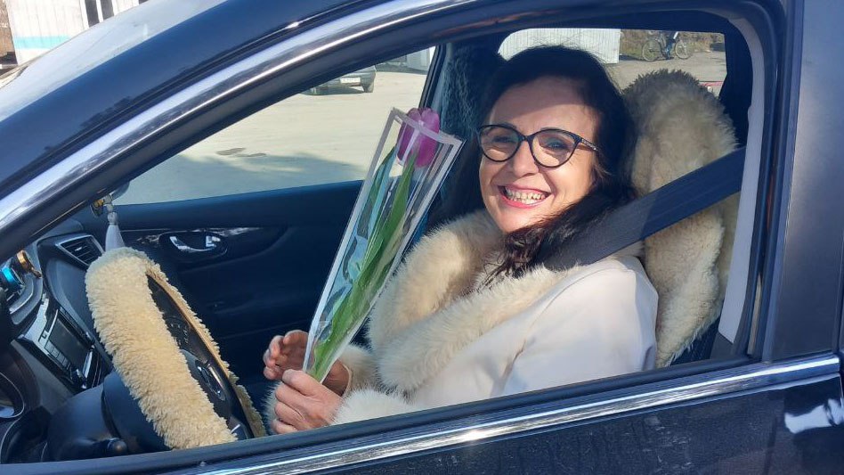 В Международный женский день при прохождении таможенного контроля путешественниц ждал приятный сюрприз – цветы и поздравления от офицеров таможни В Международный женский день при прохождении таможенного контроля путешественниц ждал приятный сюрприз – цветы и поздравления от офицеров таможни