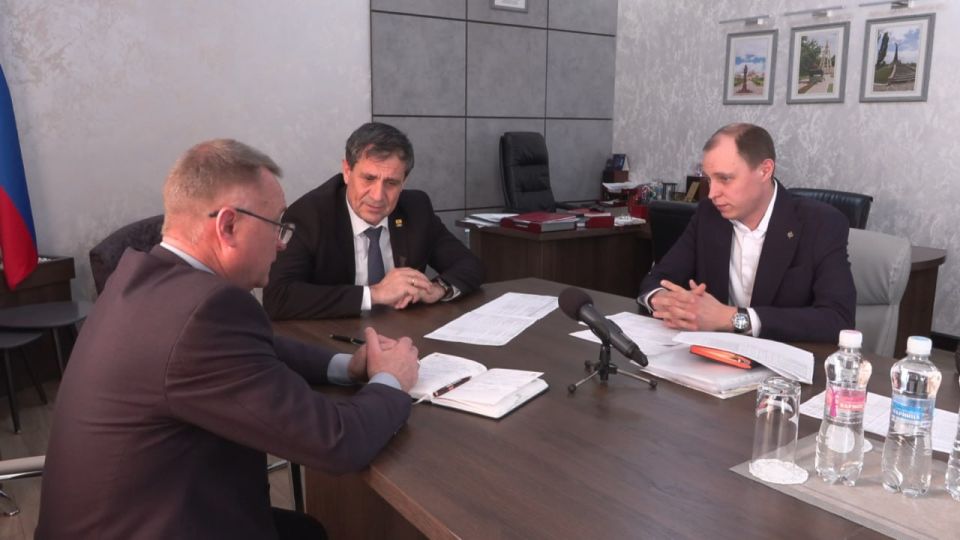 В прошлом году специалисты заменили около двух километров кабельных линий, обеспечивающих электроэнергией жилые дома по улице Дружбы в микрорайоне Ленинском В прошлом году специалисты заменили около двух километров кабельных линий, обеспечивающих электроэнергией жилые дома по улице Дружбы в микрорайоне Ленинском