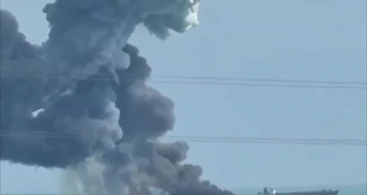 Заявлено как кадры горящего иранского судна в результате удара США в районе иранского порта Бендер-Аббас