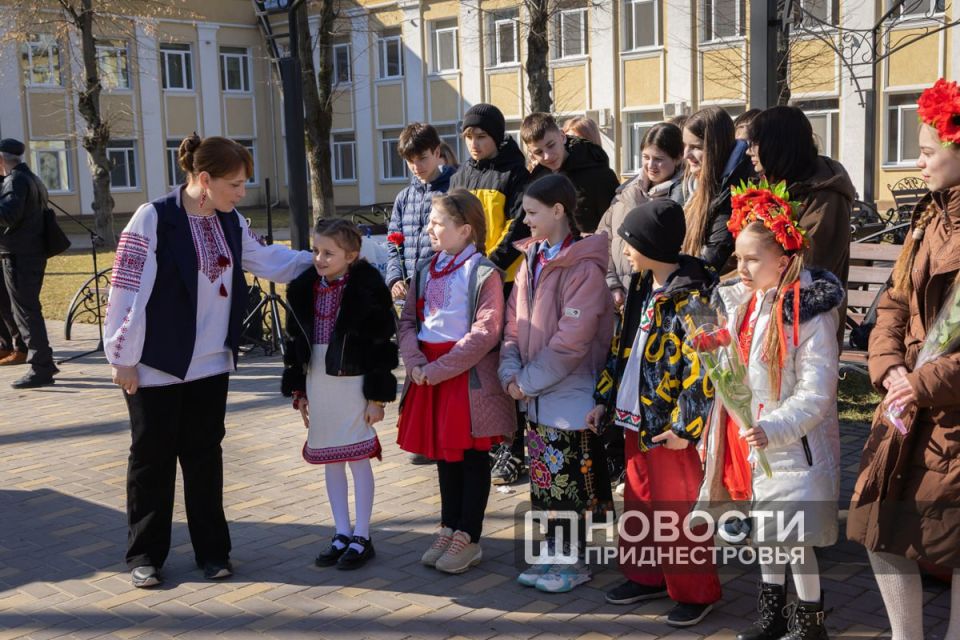В Приднестровье отмечают 212 лет со дня рождения Тараса Шевченко — великого украинского поэта, писателя и художника В Приднестровье отмечают 212 лет со дня рождения Тараса Шевченко — великого украинского поэта, писателя и художника