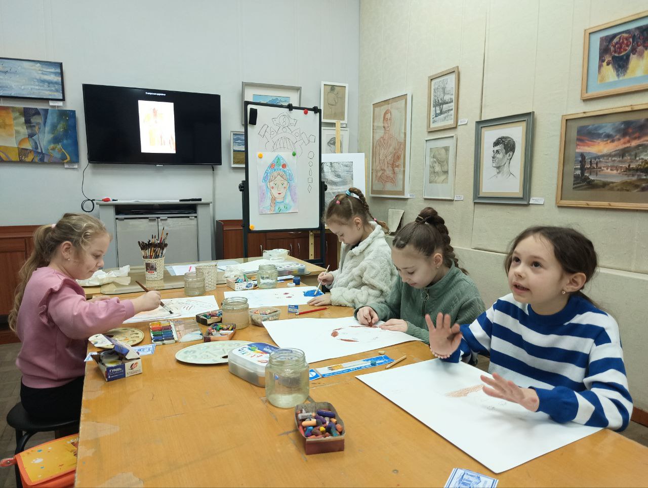 Магия на кончике кисти. На занятиях в Приднестровском художественном музее в выходные царила атмосфера весеннего настроения, любви и красоты Магия на кончике кисти. На занятиях в Приднестровском художественном музее в выходные царила атмосфера весеннего настроения, любви и красоты