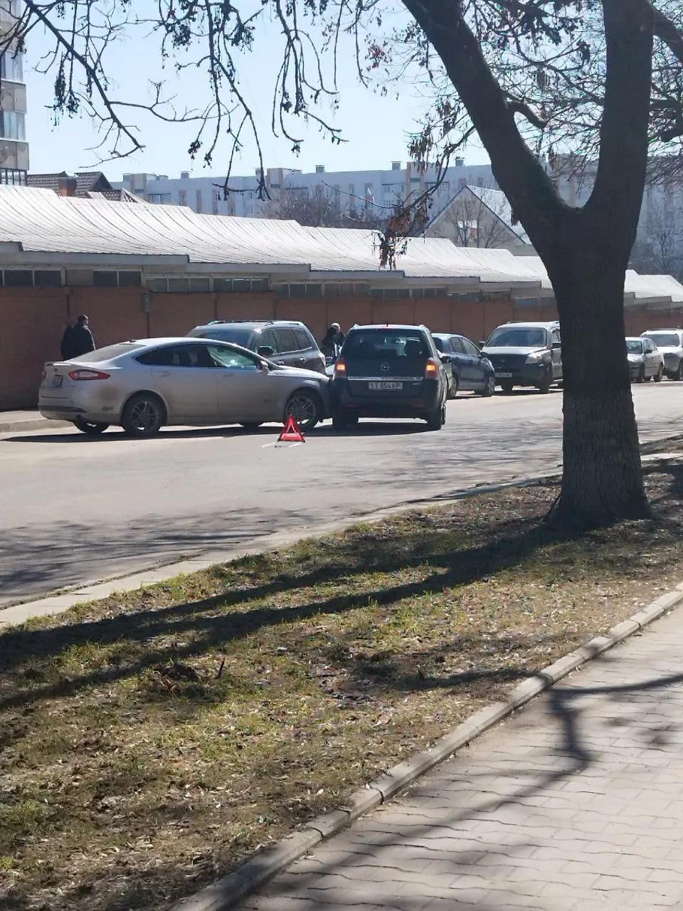 Две легковушки столкнулись у Орхидеи в Тирасполе и перекрыли половину дороги