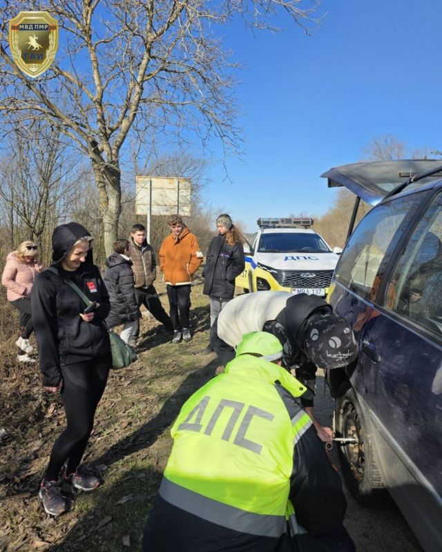 Сотрудники ГАИ помогли школьникам в дороге
