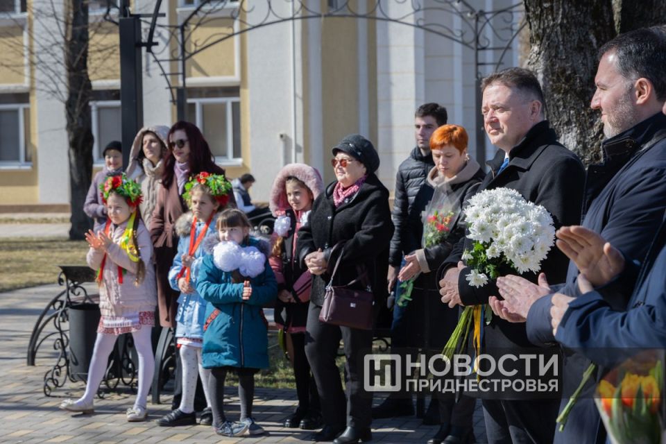 В Приднестровье отмечают 212 лет со дня рождения Тараса Шевченко — великого украинского поэта, писателя и художника В Приднестровье отмечают 212 лет со дня рождения Тараса Шевченко — великого украинского поэта, писателя и художника