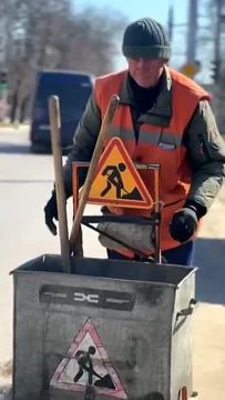 Один дворник из Тирасполя за сегодня собрал 2 тонны песка с одной из улиц столицы