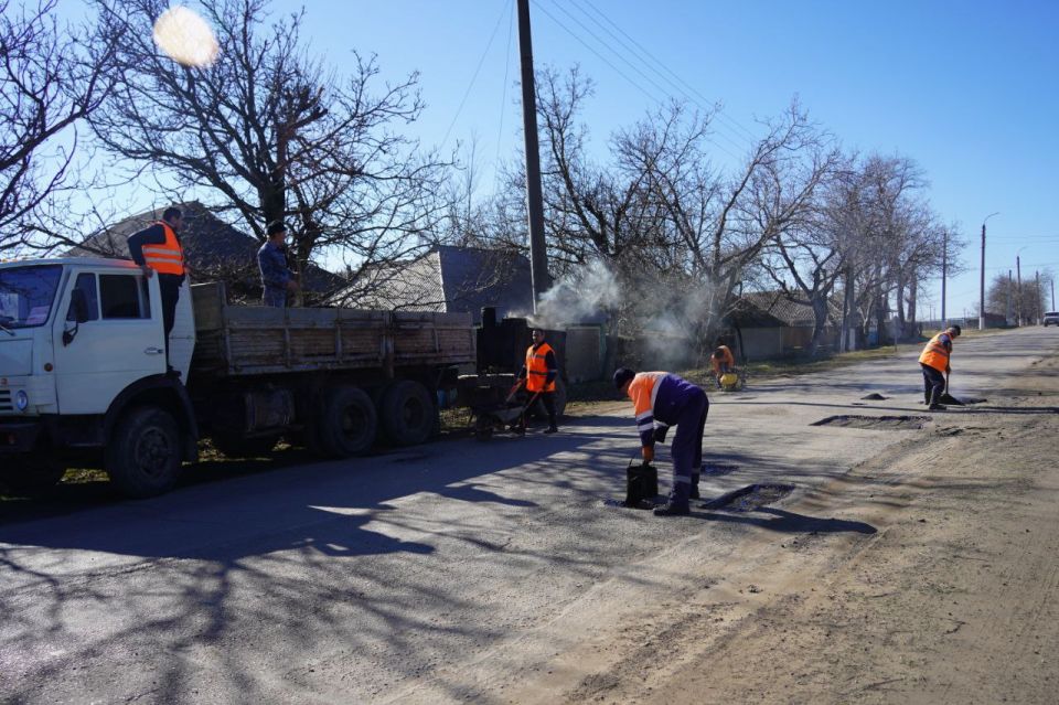 В Каменском районе приступили к ямочному ремонту дорожного покрытия В Каменском районе приступили к ямочному ремонту дорожного покрытия