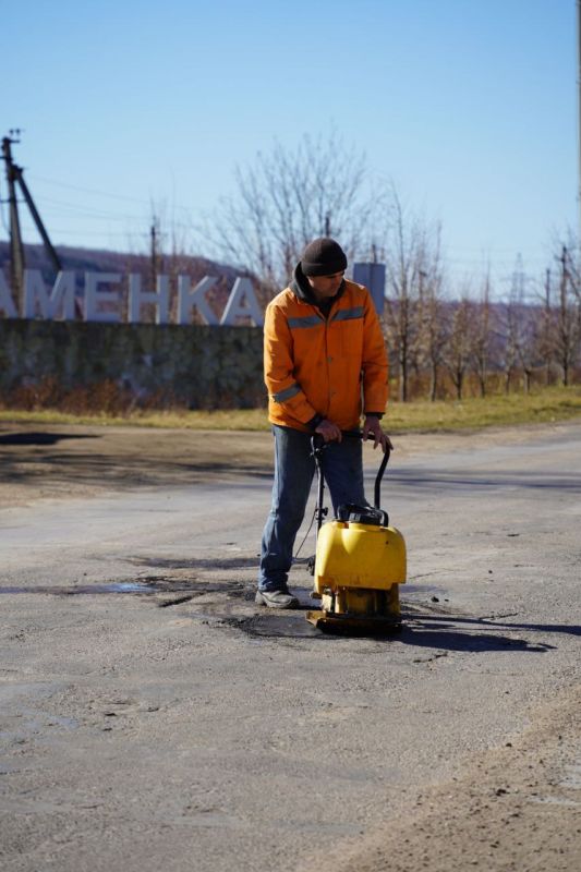 В Каменском районе приступили к ямочному ремонту дорожного покрытия В Каменском районе приступили к ямочному ремонту дорожного покрытия